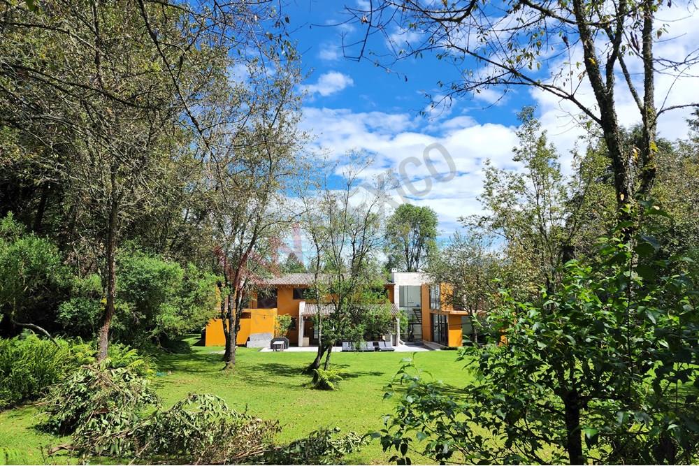 CASA EN VENTA EN VALLE DE BRAVO DENTRO DE FRACCIONAMIENTO VALLE SANTANA