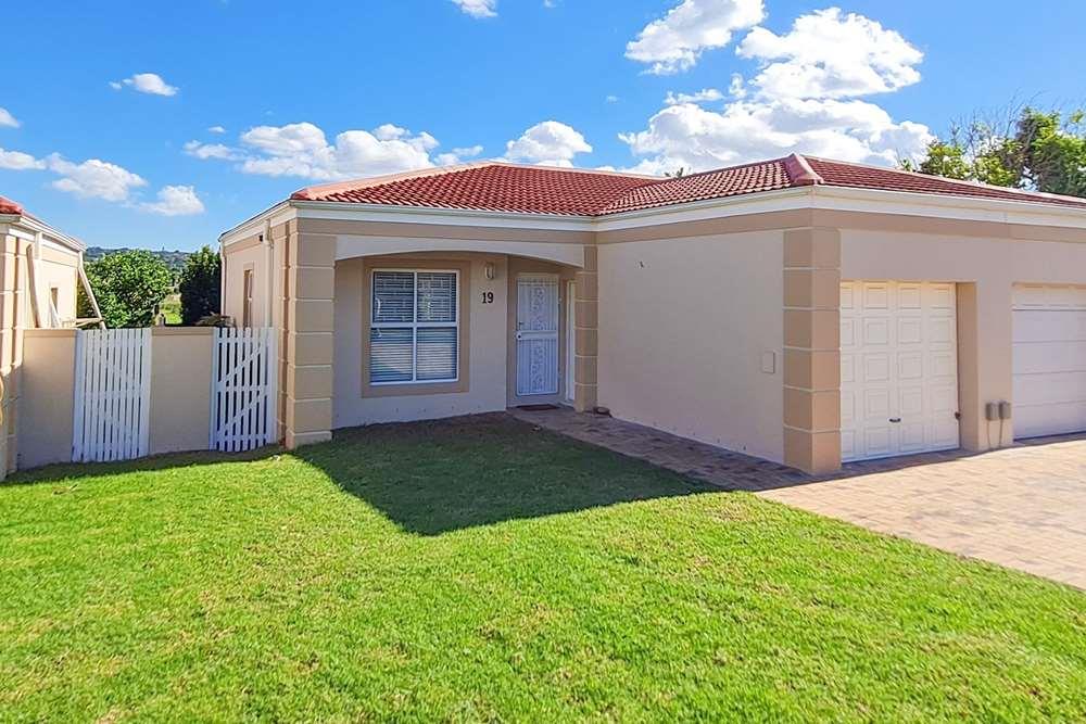 Immaculate And Luxuriously Renovated Townhouse In Sonstraal Heights