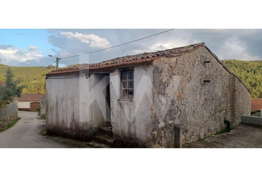 Casa da Aldeia para Reabilitar junto ao Quilometro 265 da N2