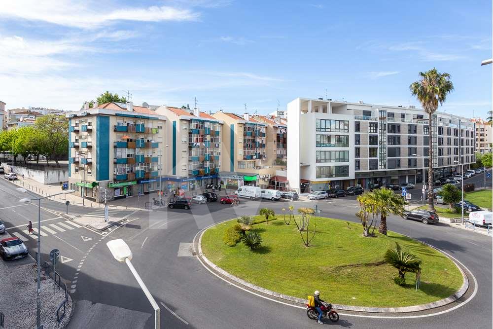 Espaçoso apartamento T2 em Odivelas para reabilitação ...