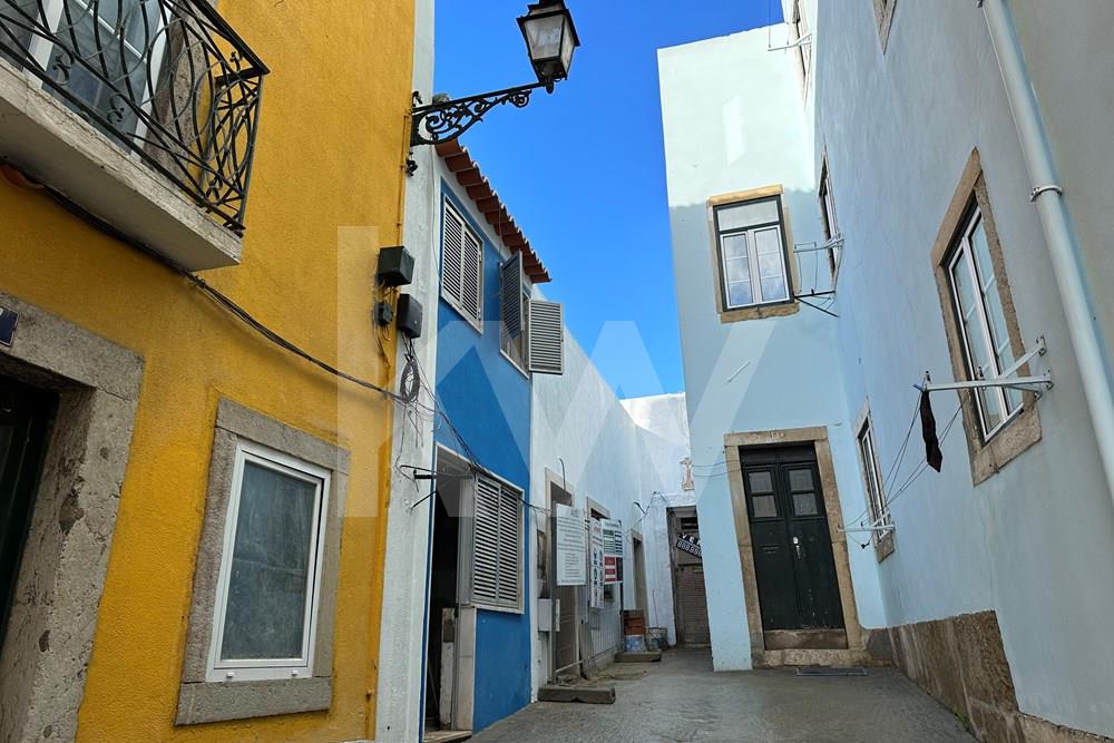 Property with Huge Potential for Reconversion into Apartment or