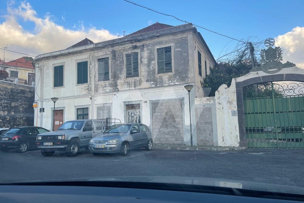 Prédio com projeto aprovado para alteração e ampliação, com vista sobre a baía do Funchal.