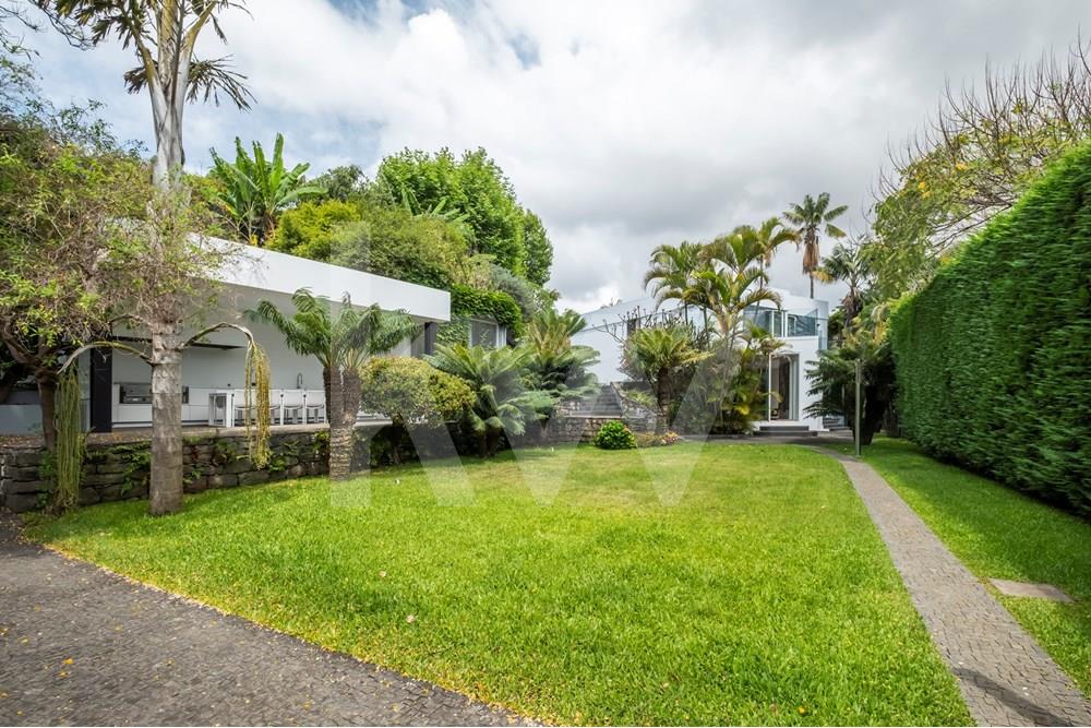 VENDIDO | Moradia totalmente remodelada com materiais nobres e jardins fantásticos