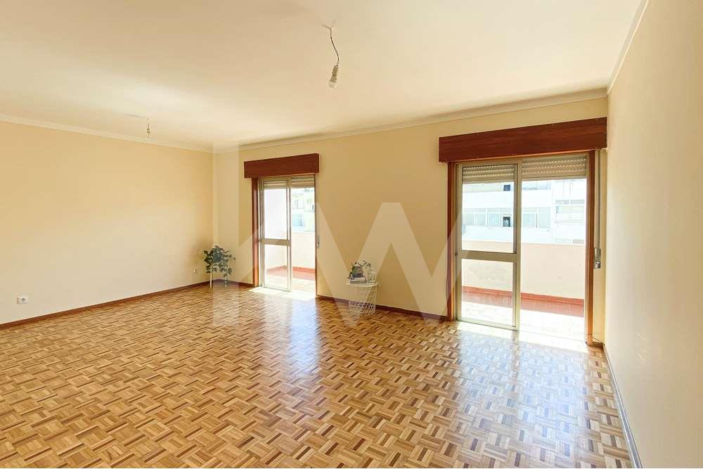 APARTAMENTO T2 | AREAS AMPLAS | TERRAÇO ESPAÇOSO | SITUADO NA ZONA DA ...