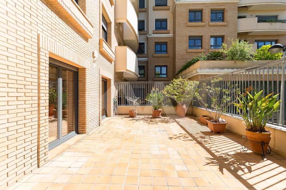 Apartamento T3 com Terraço na Qtª do Almirante, Loures