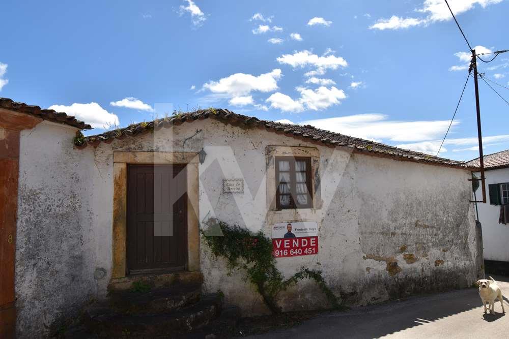 Moradia para recuperar com Terreno em Algaça, Vila Nova de Poiares.