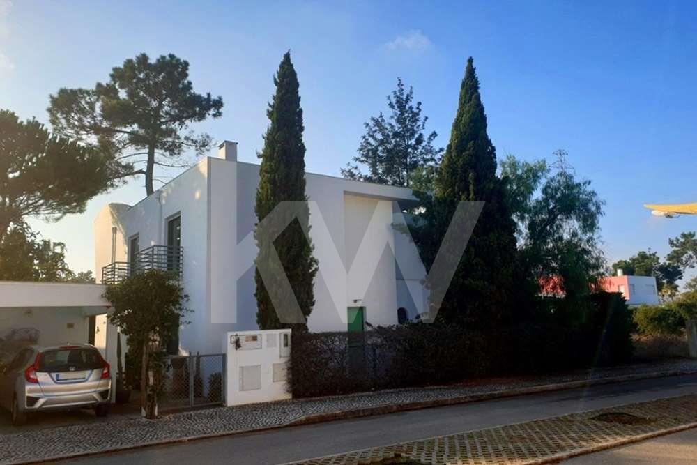 Moradia T3 + 1, 200 m2 úteis, com piscina e garagem no Condomínio