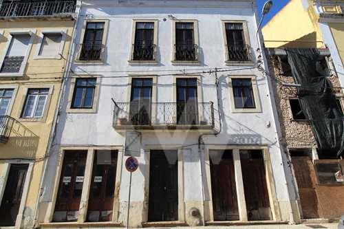 Prédio com quatro pisos com utilização independente para remodelar na Baixa de Coimbra