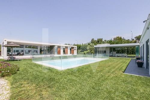 Carnaxide | Exclusive Luxury 4 bedrooms + 2 rooms Villa with swimming pool in Urbanização do Serrado with land of 1,600 sqm´s