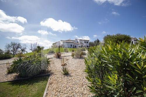 Villa exclusiva, T4 ensuite, 3 Salas, Jardim e Piscina com vista deslumbrante de mar e serra