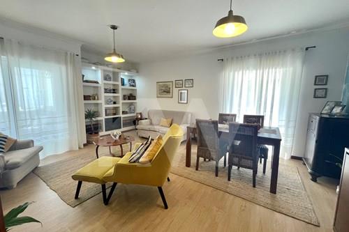 Exclusive! Are you looking for a refurbished apartment, 15min from center Cascais, next to commerce?