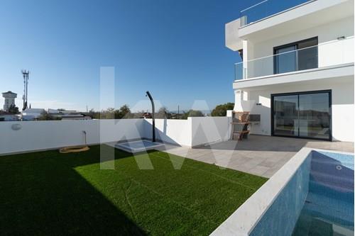 Discover Your Perfect Retreat in Pêra - 2-Bedroom House with Garage and Pool