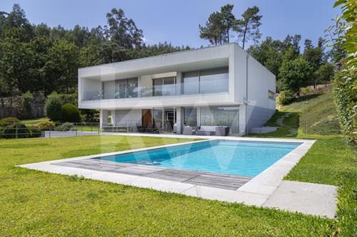 Moradia T4 + 2 escritórios, com piscina em terreno de 6.242 m2 e área bruta privativa de 411 m2 - Guimarães