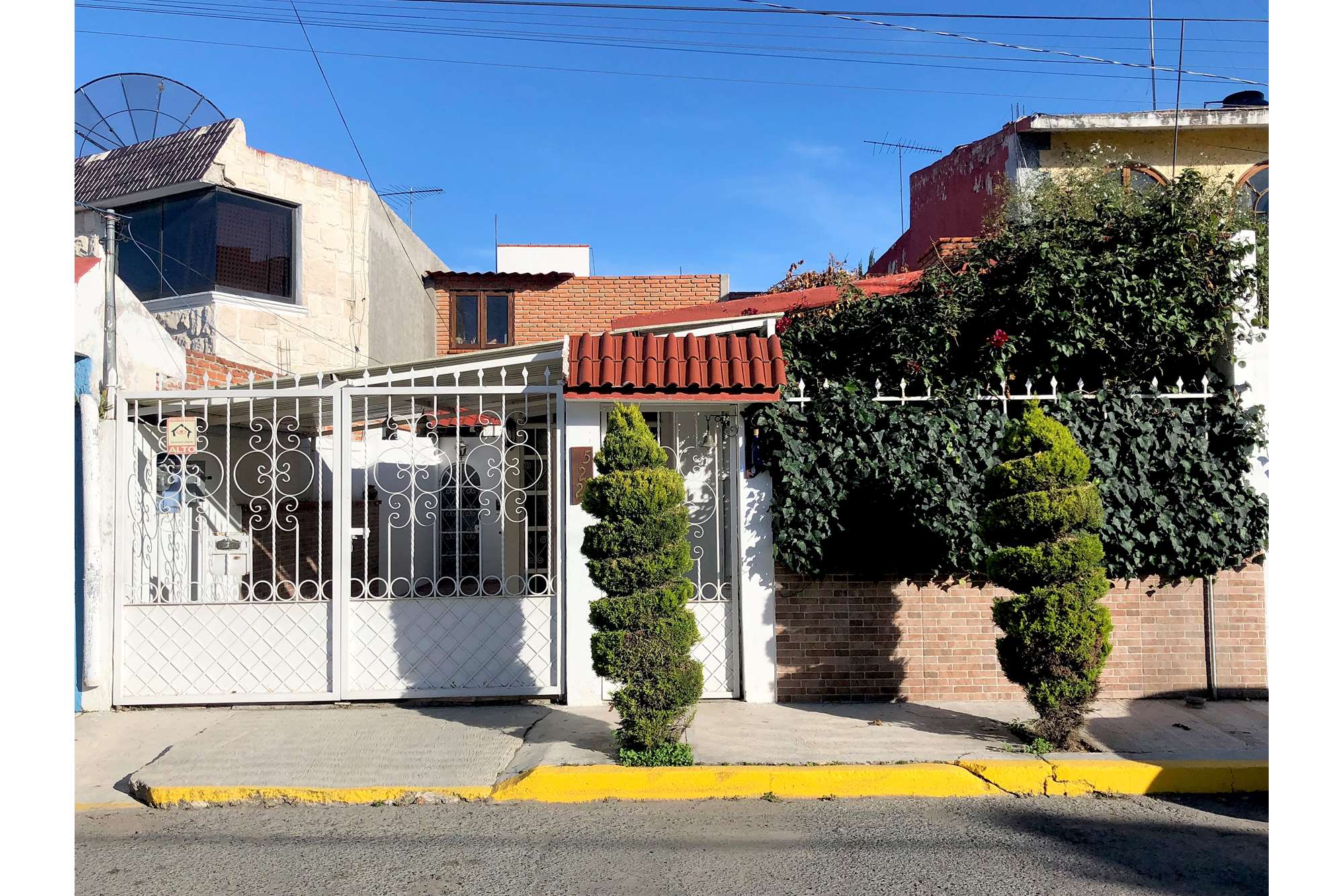 INVIERTE EN CASA IDEAL PARA RENTA PARA ESTUDIANTE a unos minutos de Plaza  Universidad, UAEH y UCLAH, EXCELENTE PRECIO INVIERTE EN PROPIEDAD CERCANA A  ZONA UNIVERSIDAD PACHUCA 225 Álamo Rustico - Tu Casa Mi Casa