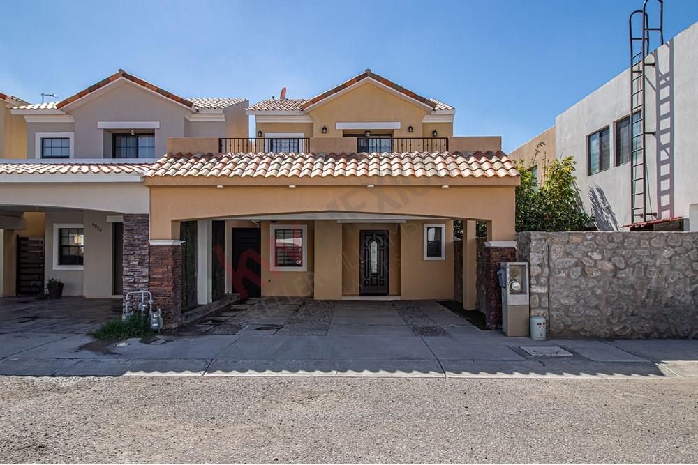 CASA EN VENTA EN FRACCIONAMIENTO LOS TEJADOS EN ESQUINA Y CON AMPLIO PATIO,  POR PASEO DE LA VICTORIA Y CAMINO VIEJO A SAN JOSE