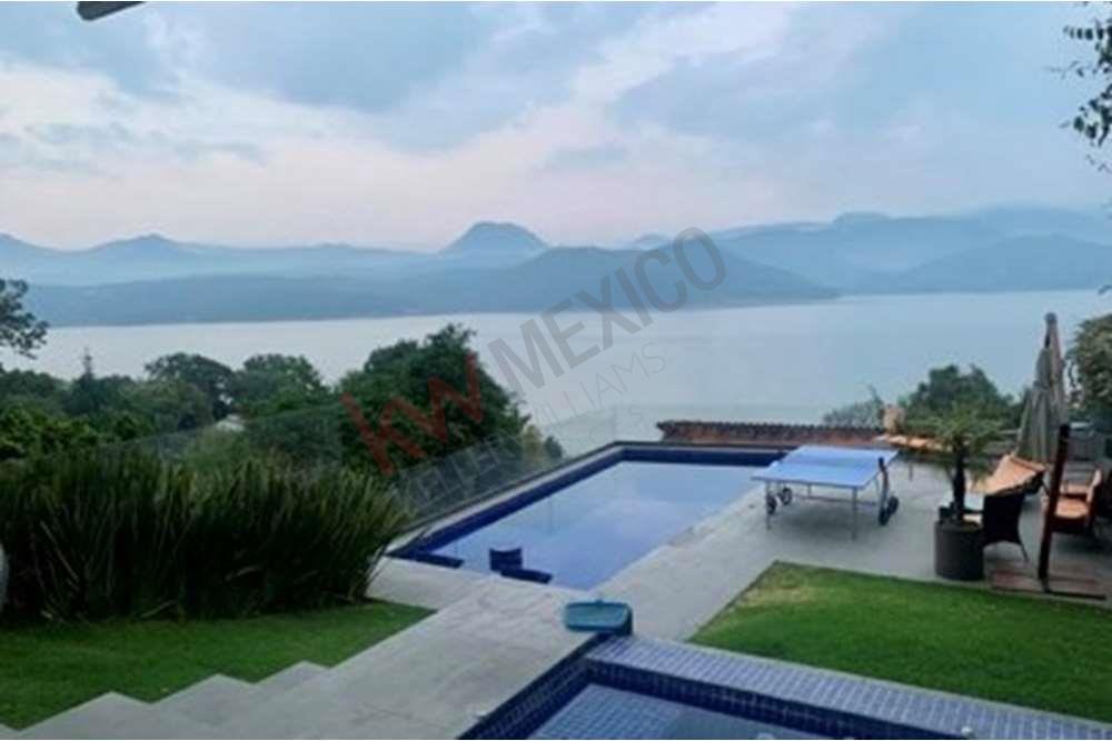 Casa en Venta con vista y acceso al lago en exclusivo condominio