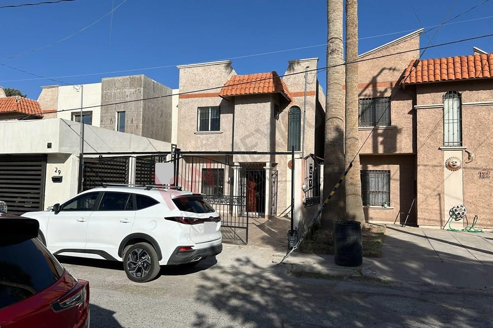 CASA EN RENTA FENTE A PARQUE EN LA CALZADA DEL RIO, FRACCIONAMIENTO PRIVADO CON ACCESO CONTROLADO.