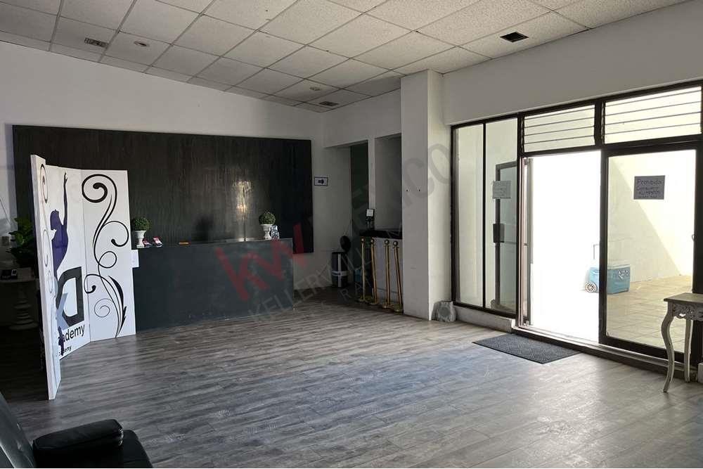 Local Comercial en RENTA en Plaza Nogales en Segundo Nivel y con Terraza