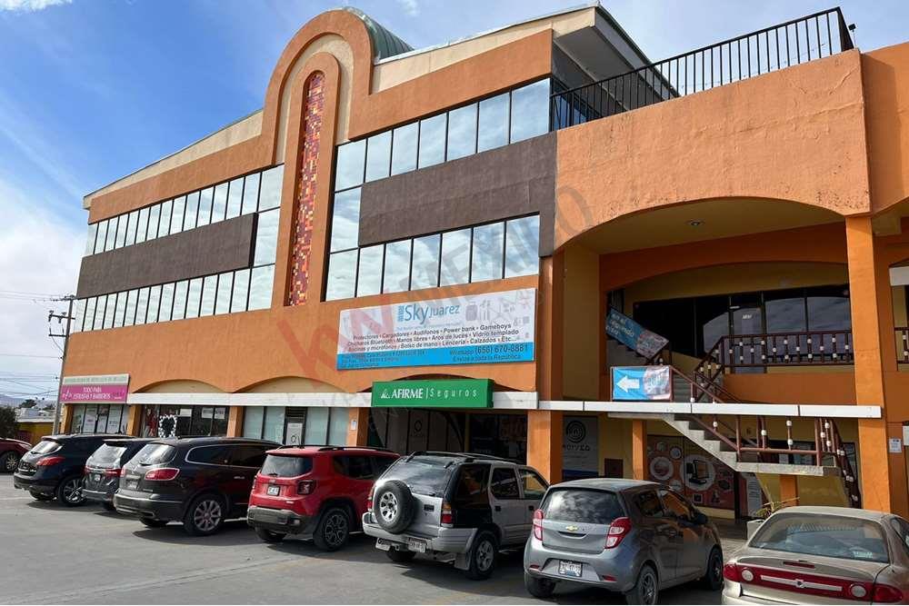 Local Comercial en RENTA en Plaza Nogales en Segundo Nivel y con Terraza