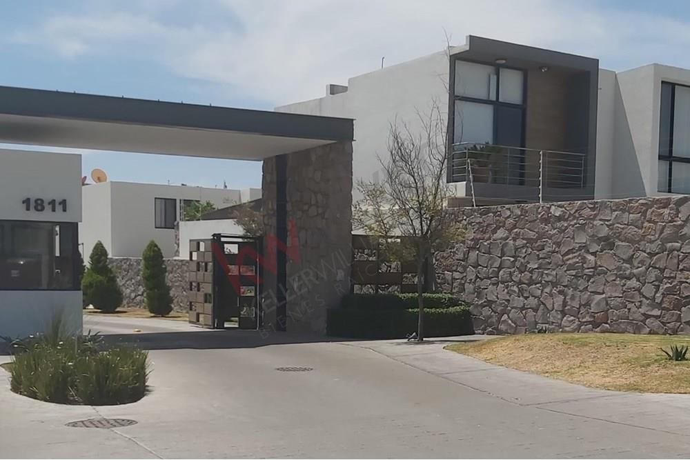CASA  EN RENTA  EN  EL  REFUGIO   EN  PASEO DE LOS TOROS   EN  PRIVADA   CON AMENIDADES