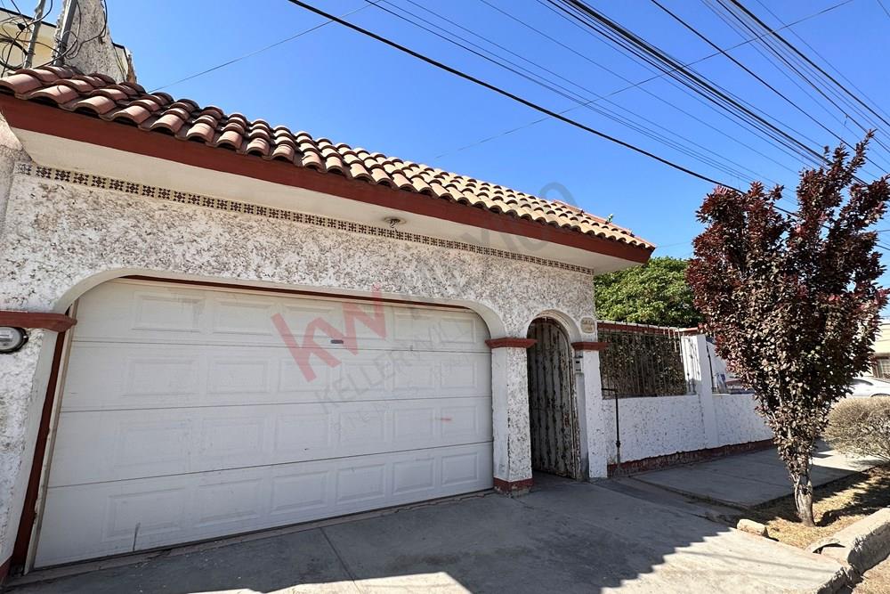 CASA EN VENTA DE UN PISO Y EN ESQUINA EN LOS NOGALES, CIUDAD JUAREZ  CHIHUAHUA.