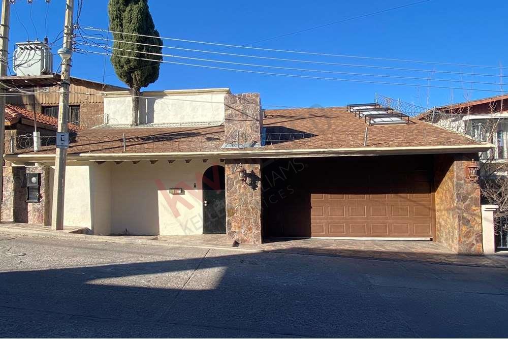 Amplia Casa en Nogales Sonora, Terreno de 450M²⁣⁣⁣⁣ con Construcción de