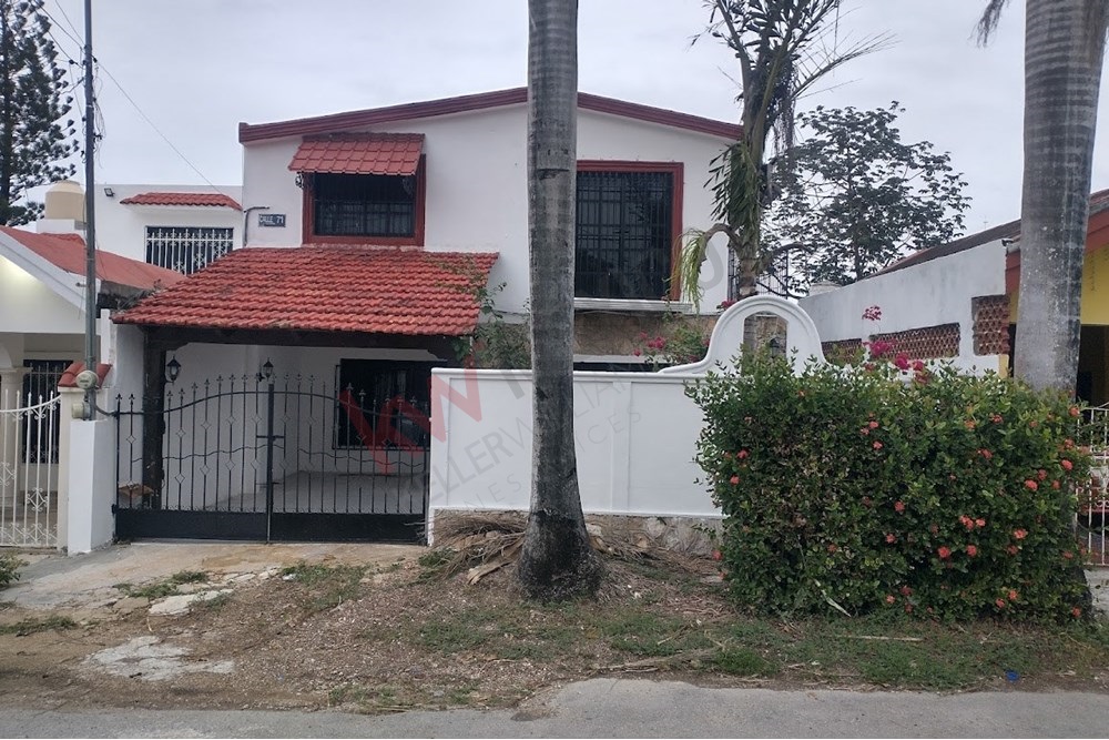 Amplia casa en RENTA en ubicación especial al oriente de Mérida con accesos a todos los servicios.
