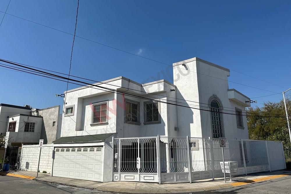 Venta de Casa con Terreno excedente en el Viejo Roble, San Nicolás de los  Garza