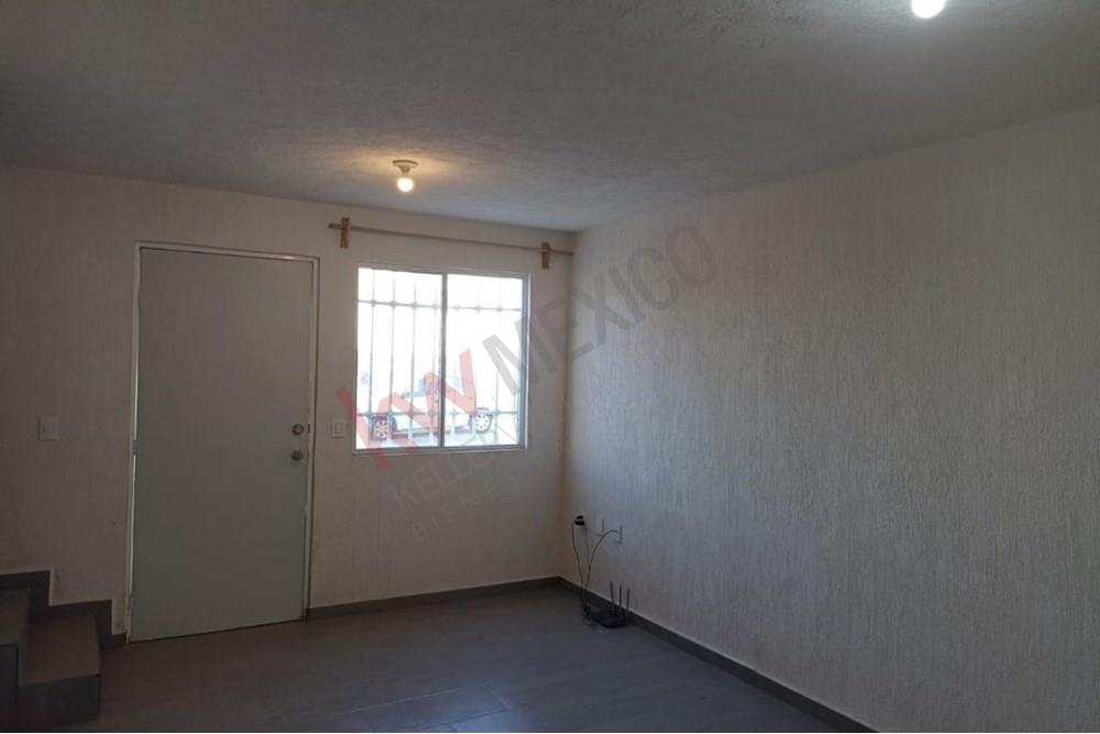 Oportunidad única casa en venta en fuentes de Balvanera, cerca de zona industrial, plazas comerciales y escuelas