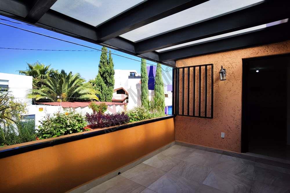 Renta de Departamento en Lomas 4ta Sección, Doble Cochera y Terraza. A unos metros de la Iglesia de la Sagrada Familia. S.L.P. $12,500.