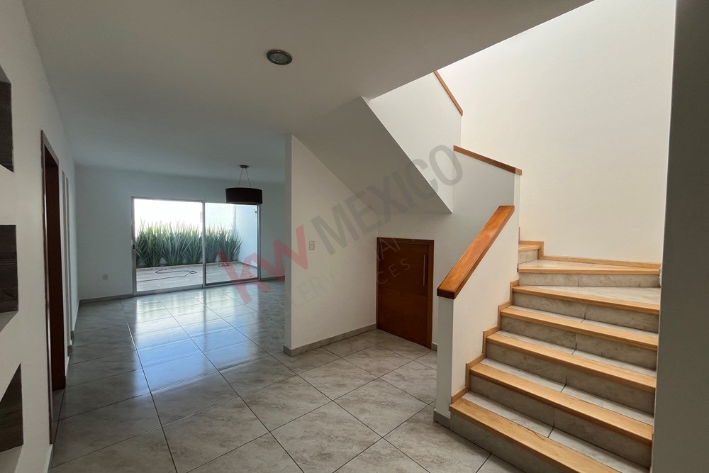 CASA EN RENTA EN CENTRO SUR 3 RECAMRAS Y ESTUDIO EN PLANTA BAJA CON SEGURIDAD Y ALBERCA
