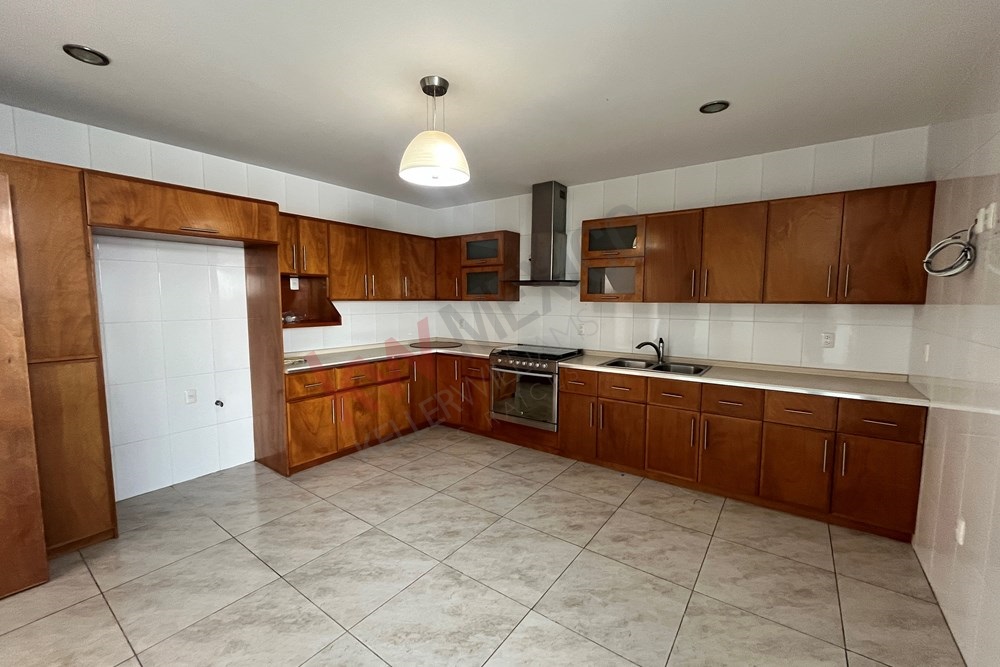 CASA EN RENTA EN CENTRO SUR 3 RECAMRAS Y ESTUDIO EN PLANTA BAJA CON SEGURIDAD Y ALBERCA