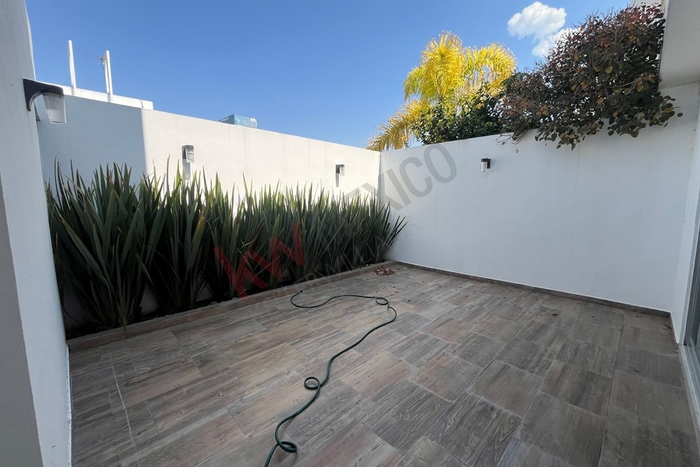 CASA EN RENTA EN CENTRO SUR 3 RECAMRAS Y ESTUDIO EN PLANTA BAJA CON SEGURIDAD Y ALBERCA