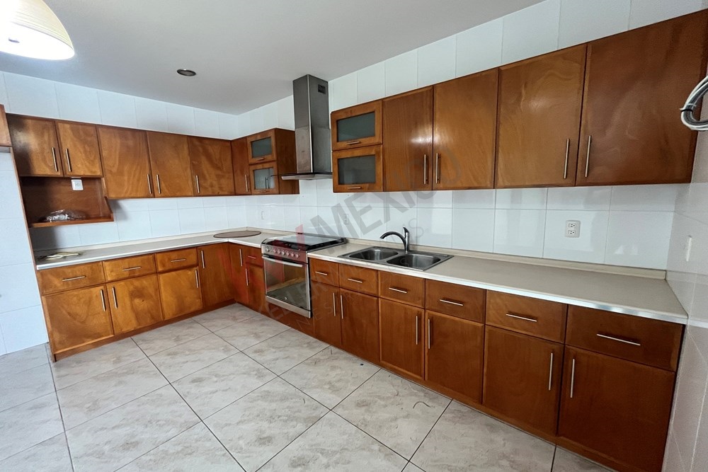 CASA EN RENTA EN CENTRO SUR 3 RECAMRAS Y ESTUDIO EN PLANTA BAJA CON SEGURIDAD Y ALBERCA
