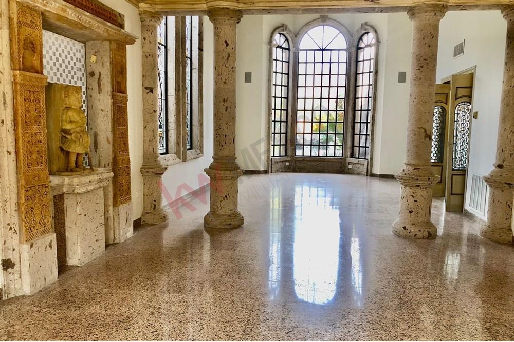 Casa en Venta de lujo en Bosques del Valle en San Pedro Garza Garcìa, Nuevo Leon, Mèxico, Venta de casa con originales atributos de dos niveles, Venta casa zona Valle , Venta casa en Bosques del Valle, Casa con alberca en venta en zona valle, Casa  con amplios espacios en venta .