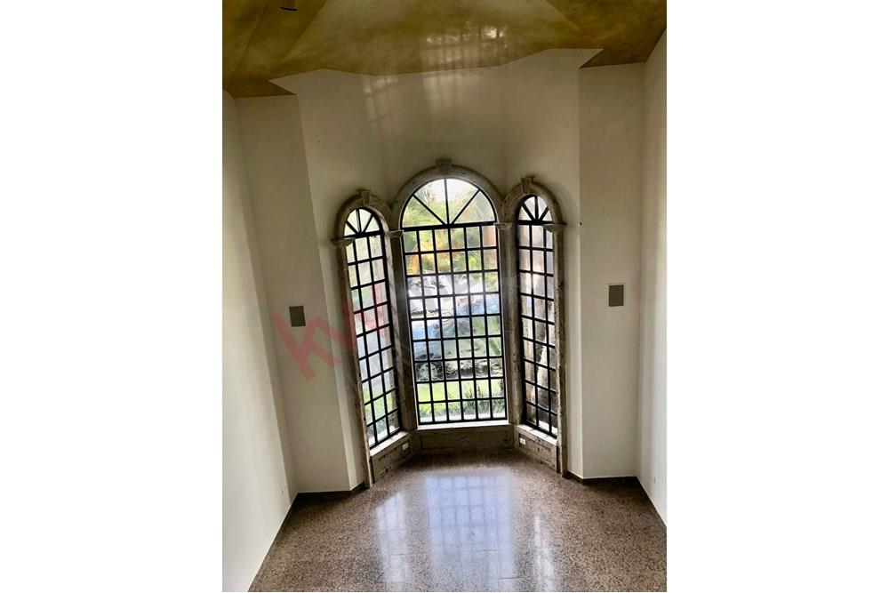 Casa en Venta de lujo en Bosques del Valle en San Pedro Garza Garcìa, Nuevo Leon, Mèxico, Venta de casa con originales atributos de dos niveles, Venta casa zona Valle , Venta casa en Bosques del Valle, Casa con alberca en venta en zona valle, Casa  con amplios espacios en venta .