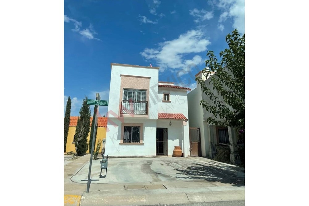 CASA EN RENTA DE DOS PISOS EQUIPADA Y SEMIAMUEBLADA, EN ESQUINA EN FRACCIONAMIENTO PRIVADO COUNTRY SENECU