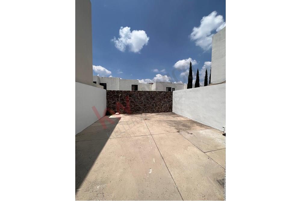 VENDO CASA EN ZIBATA CON RECAMARA EN PLANTA BAJA