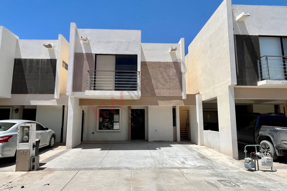 Casa con casa club por 4 Siglos. Fracc. Topacio.
