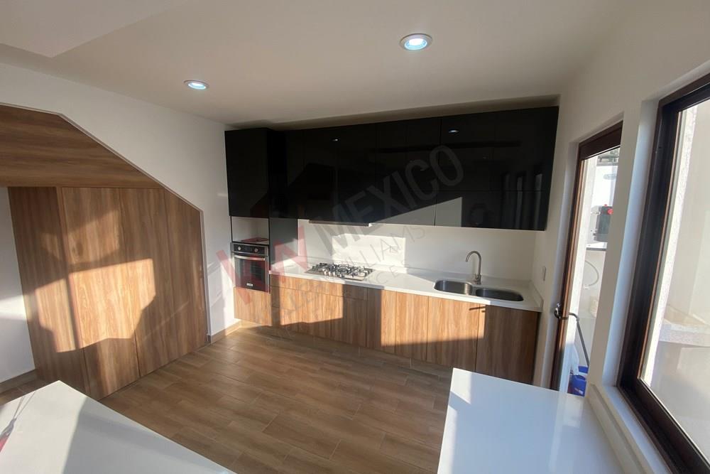 CASA EN RENTA EN ZIBATÁ! VIVE EL LUJO DE LAS MEJORES AMENIDADES EN EXCLUSIVO CONDOMINIO!