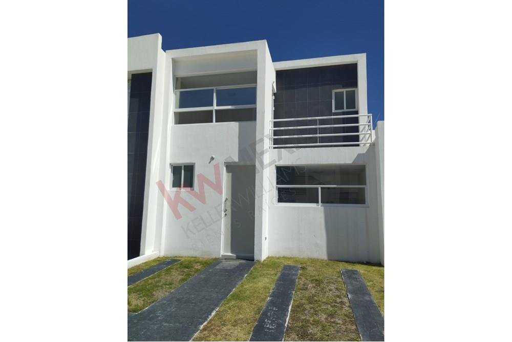 CASA EN RENTA EN LA VIDA, EN PRIVADA CON AMENIDADES, INCLUYE MANTENIMIENTO