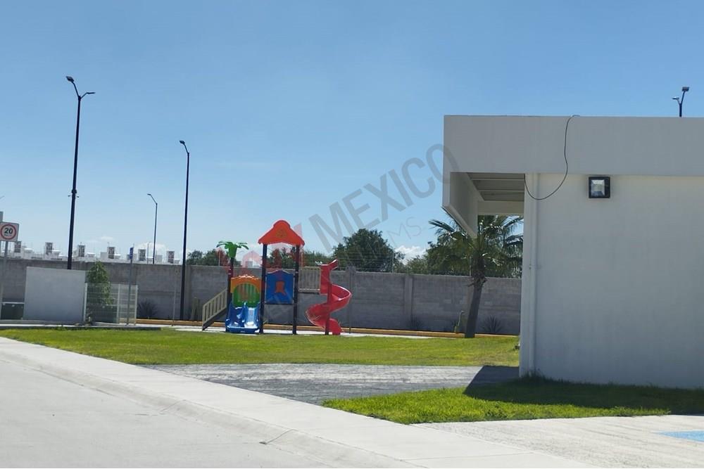 CASA EN RENTA EN LA VIDA, EN PRIVADA CON AMENIDADES, INCLUYE MANTENIMIENTO