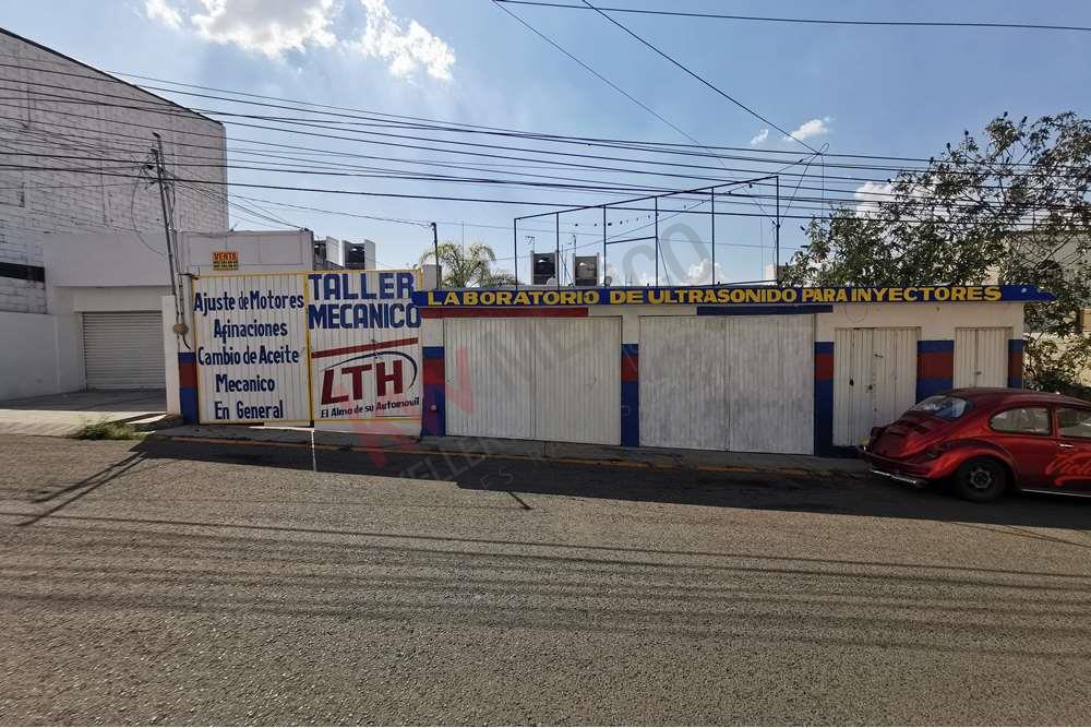 Taller con local comercia. Excelente oportunidad de inversión uso de suelo Mixto. Candiles, Corregidora.