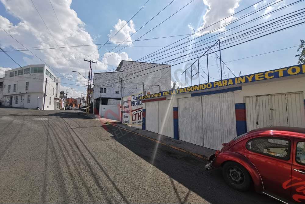 Taller con local comercia. Excelente oportunidad de inversión uso de suelo Mixto. Candiles, Corregidora.