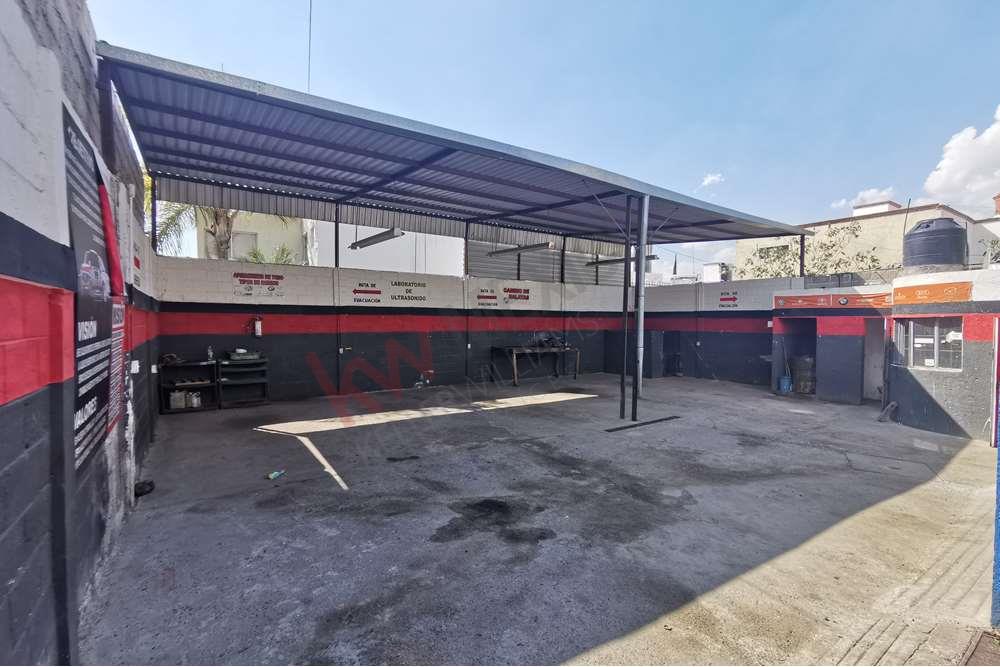 Taller con local comercia. Excelente oportunidad de inversión uso de suelo Mixto. Candiles, Corregidora.