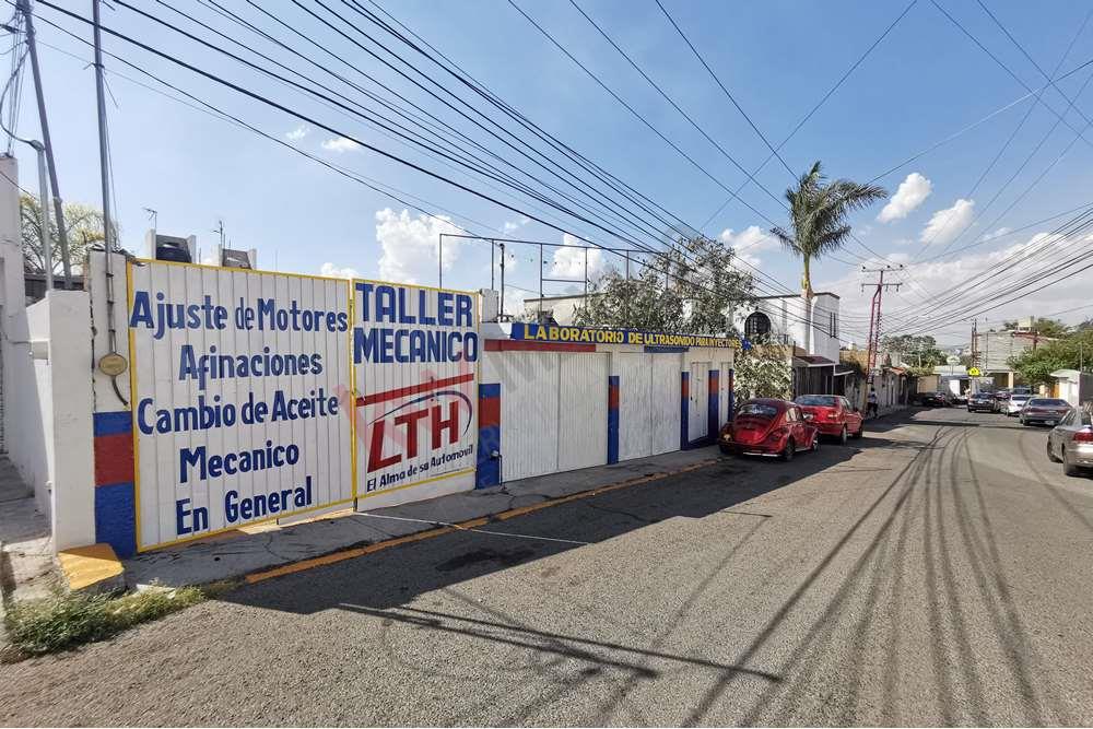 Taller con local comercia. Excelente oportunidad de inversión uso de suelo Mixto. Candiles, Corregidora.