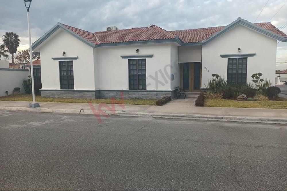 CASA EN RENTA AMUEBLADA O SIN AMUEBLAR, EN FRACCIONAMIENTO CERRADO