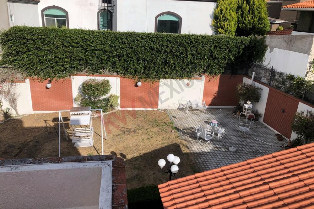 Gran oportunidad de inversión .Terreno Residencial  en Venta en  la principal calle de Loma Dorada, Querétaro .Terreno plano de 300 m2  de superficie, Listo para construir y escriturar.Es una de las zonas habitacionales mas privilegiadas, tranquila, segura , gran plusvalía donde tendrás tu proyecto arquitectónico. Teniendo un exclusivo lugar vivir y realizar tus sueños