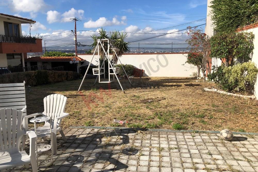 Gran oportunidad de inversión .Terreno Residencial  en Venta en  la principal calle de Loma Dorada, Querétaro .Terreno plano de 300 m2  de superficie, Listo para construir y escriturar.Es una de las zonas habitacionales mas privilegiadas, tranquila, segura , gran plusvalía donde tendrás tu proyecto arquitectónico. Teniendo un exclusivo lugar vivir y realizar tus sueños