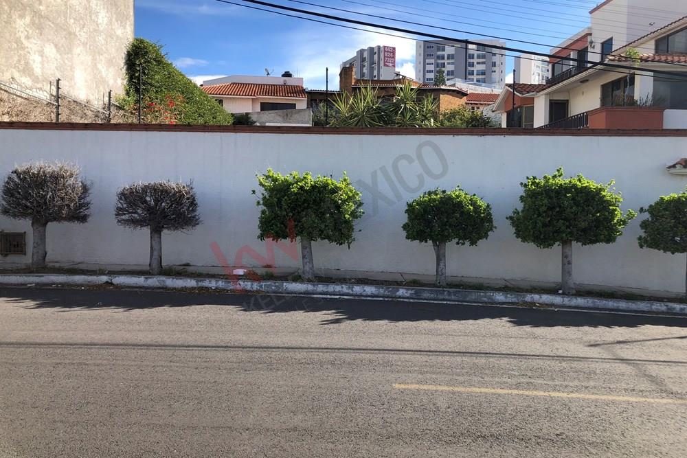 Gran oportunidad de inversión .Terreno Residencial  en Venta en  la principal calle de Loma Dorada, Querétaro .Terreno plano de 300 m2  de superficie, Listo para construir y escriturar.Es una de las zonas habitacionales mas privilegiadas, tranquila, segura , gran plusvalía donde tendrás tu proyecto arquitectónico. Teniendo un exclusivo lugar vivir y realizar tus sueños
